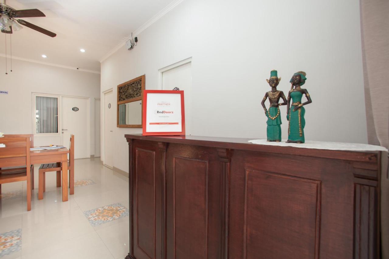 Reddoorz @ Wiyung 3 Hotel Surabaia Exterior foto